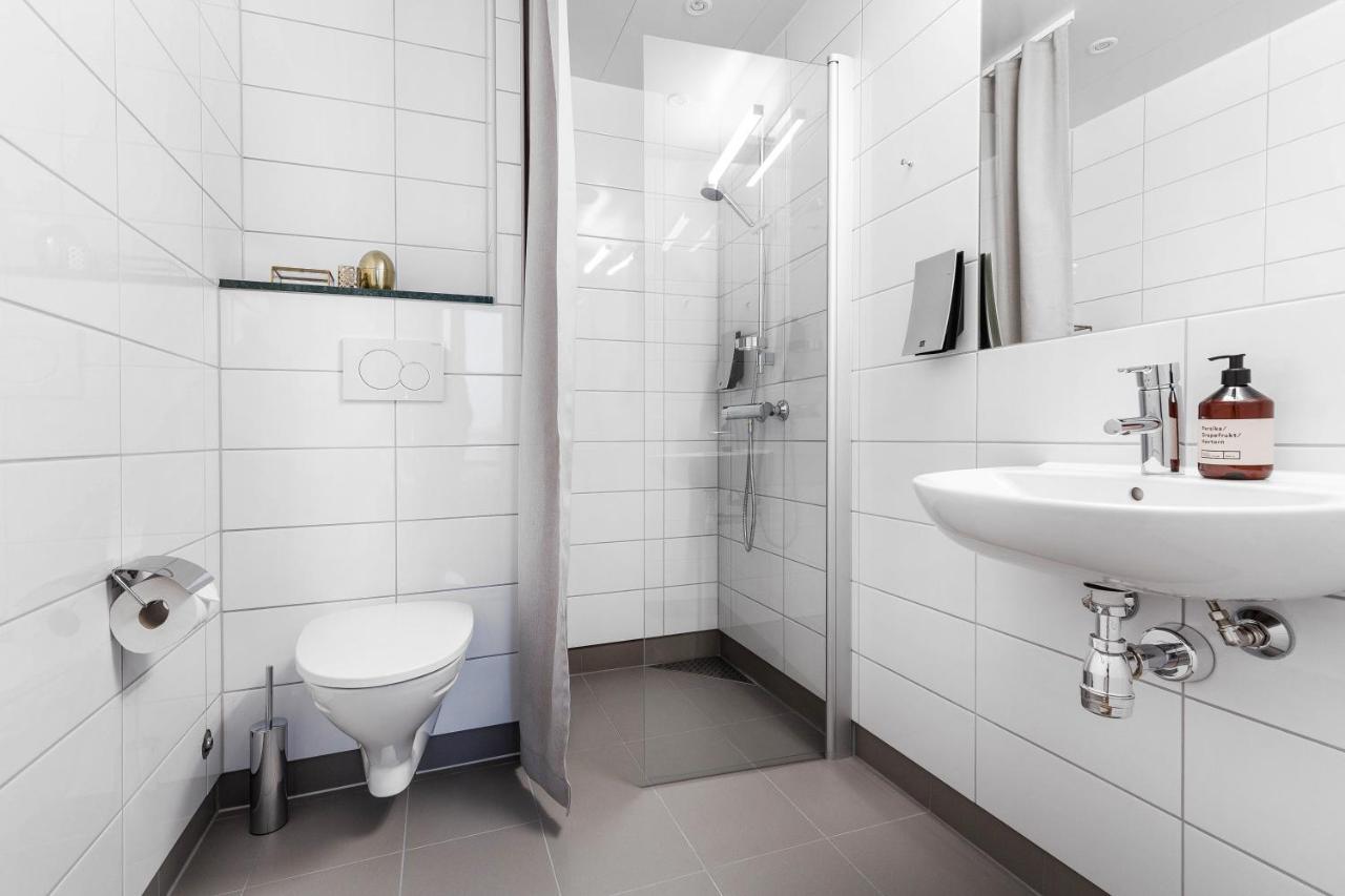 Biz Apartment Bromma Stockholm Ngoại thất bức ảnh A wet room