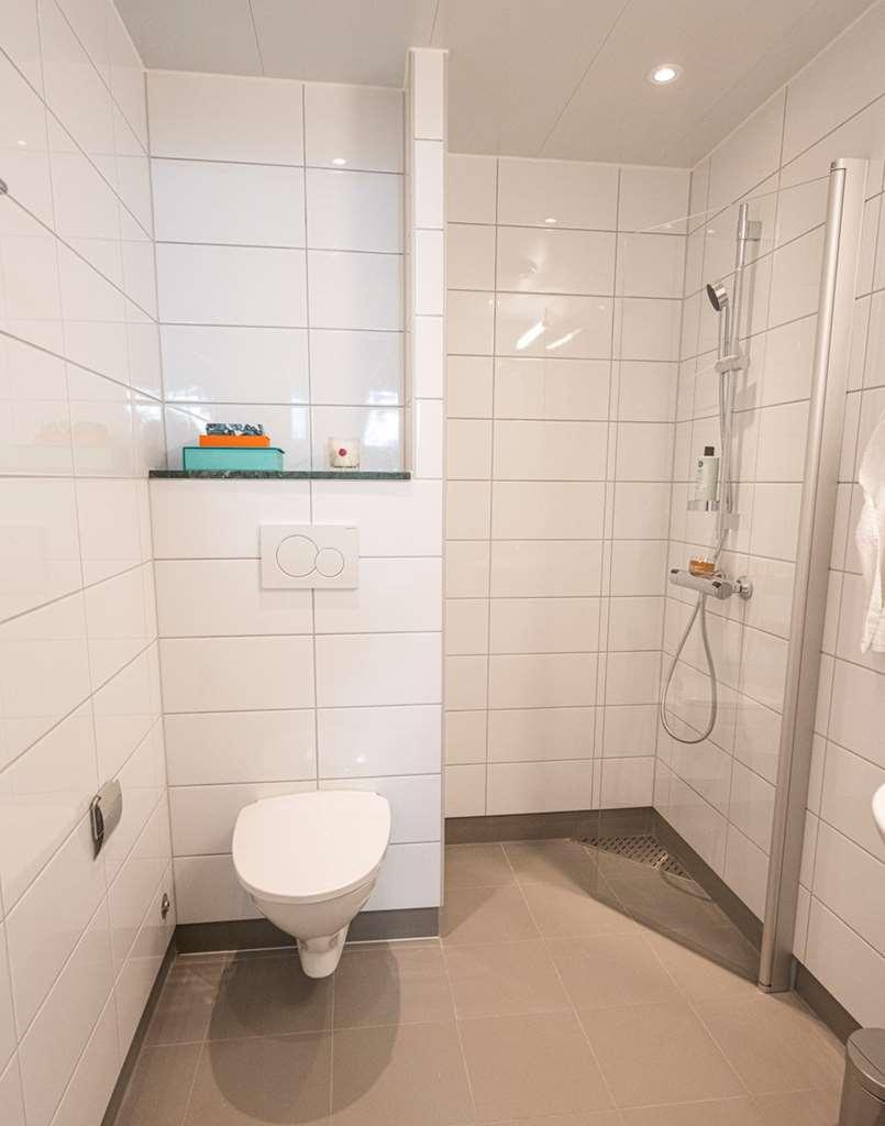 Biz Apartment Bromma Stockholm Ngoại thất bức ảnh A shower cubicle