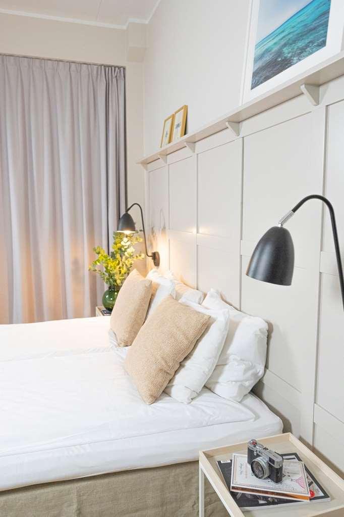 Biz Apartment Bromma Stockholm Phòng bức ảnh A bed with cushions