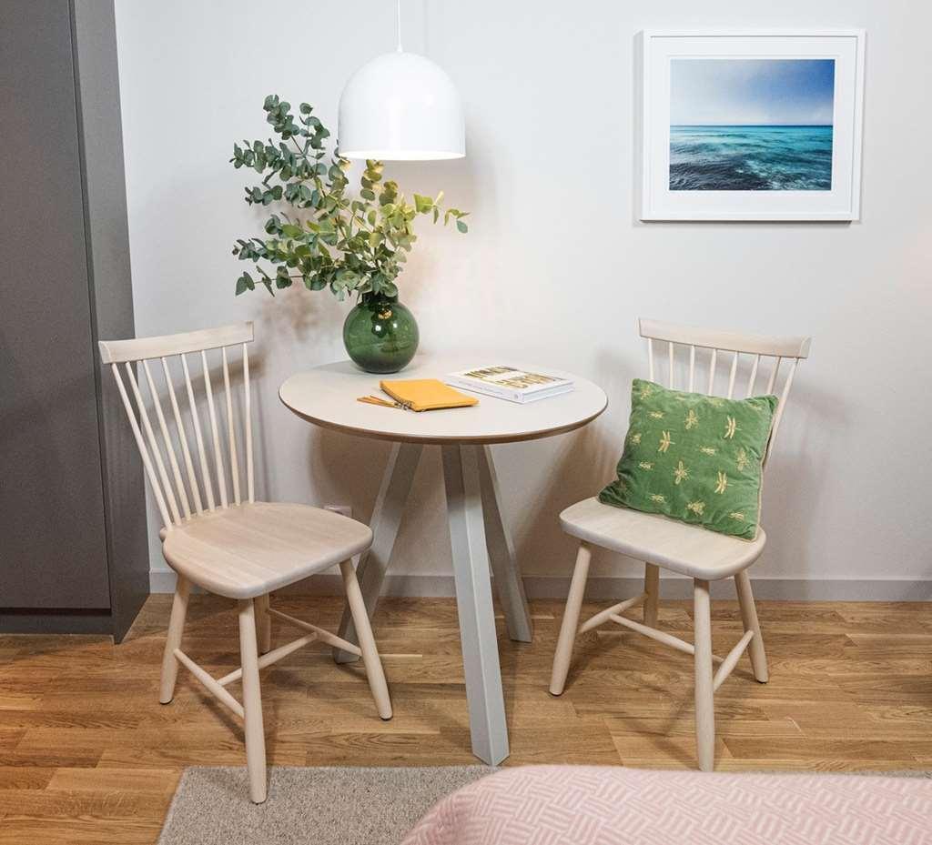 Biz Apartment Bromma Stockholm Tiện nghi bức ảnh A small table with two chairs