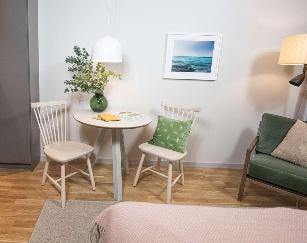 Biz Apartment Bromma Stockholm Tiện nghi bức ảnh A small table and two chairs